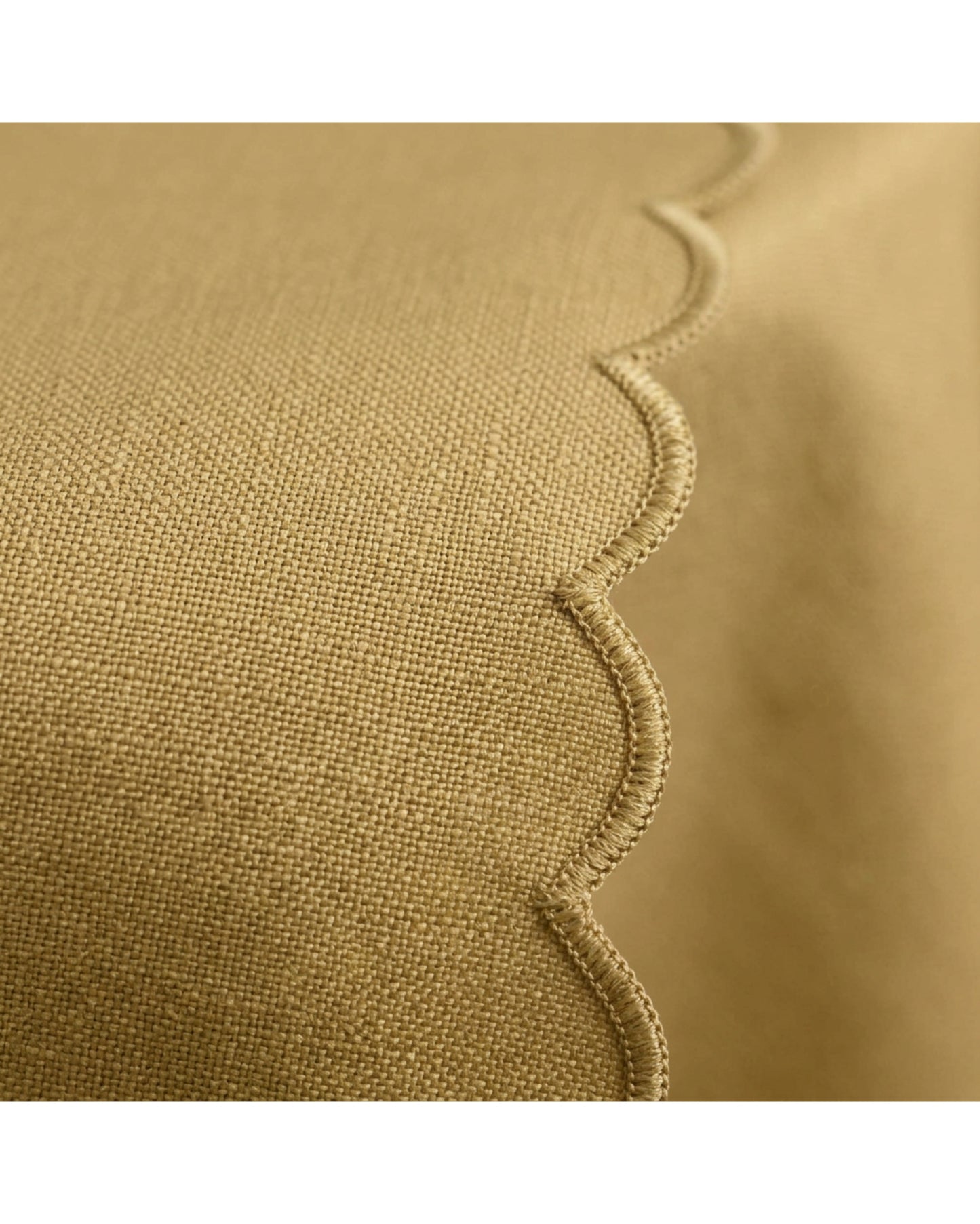 Vlyox Basket Weave Round Tablecloth 200 cm Muted Gold Scalloped Edge - Detail view