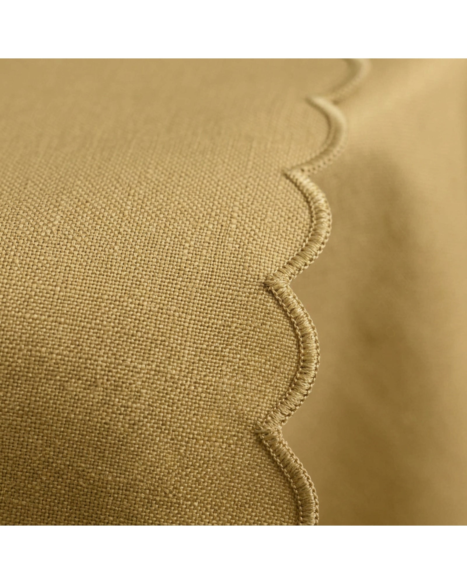 Vlyox Basket Weave Round Tablecloth 200 cm Muted Gold Scalloped Edge - Detail view